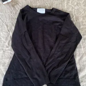 Säljer denna sköna långärmade tröja från Zara då den är för liten tyvärr! Enkel o basic men jättefin. Om du har nån fråga eller vill ha fler bilder är det bara att skriva så löser vi det💓💓