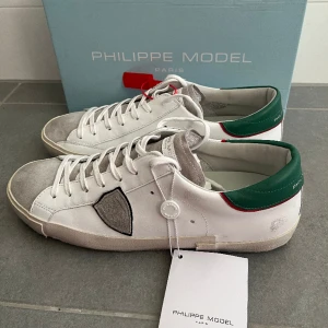 Philippe Model - Säljer dessa helt nya, oanvända Philippe Models då det blev fel med storlek. Köpta från Deliberti. Orderbekräftelse finns. Har ni funderingar är det bara att hojta till. Mvh