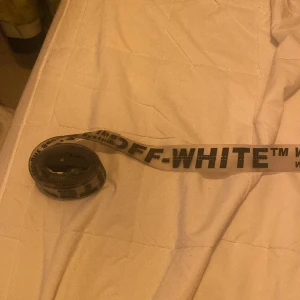 Genomskinligt off white bälte - Säljer nu mitt off white bälte som jag inte har använt på flera år, nypris är 1800.