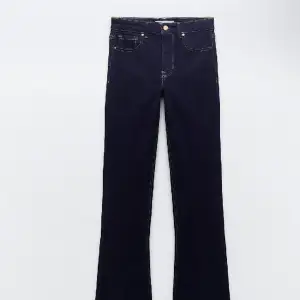 Ett par mörkblåa jeans från Zara. Helt oanvända. Skriv för mer bilder eller funderingar.💞💞