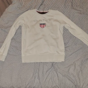 Gant tröja - Säljer min Gant tröja i ett pra skick för den börjar bli för liten. Längst ner på armarna är den lite sönder tvättad.
