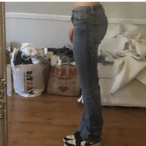 Lågmidjade jeans  - Jättesnygga lågmidjade som passar till allt, endast testade. Midja: 78cm, Innerbenslängd: 84cm, från midja till ben: 104cm. Defekt: sönder vid en bältesögla (lätt fixat) Första bilden från förra ägaren. Om ni undrar över något tveka inte att fråga<3