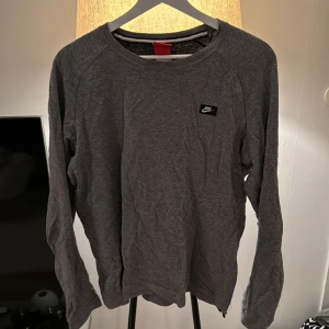 Nike sweatshirt  - Tröja från Nike. Storlek S. True to size. Inga skador eller fläckar! Har dragkedja längst ner på tröjan!