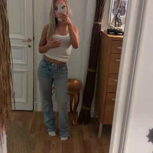 Ljusblå jeans - Säljer nu mina fina jeans från Zara i storlek 34 då de tyvärr blivit lite små för mig, väldigt bra skick och långa i benen, midwaist men går även att dra ner för att få en mer lågmidjad passform💗 skriv privat för fler bilder eller frågor!