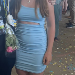 Ljusblå klänning - Jättefin blå klänning. Sitter som en S och en M. Bekväm och har inga skador. Vid frågor kontakta mig. Pris kan diskuteras.