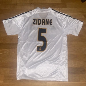 Real Madrid 2004/2005 Zidane fotbollströja  - En klassisk Real Madrid hemmatröja från säsongen 2004/2005 med "Zidane 5" på ryggen (Pris kan diskuteras)