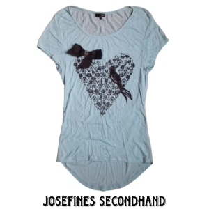 Söt mintgrön tröja med tryck - Mintgrön tröja från Kappahl med svart tryck och en rosett från 00-talet. Är i använt skick. Använd gärna köp nu/prisförslag funktionen