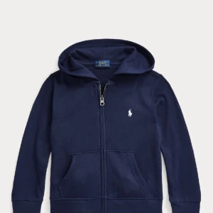 Ralph lauren zip - Säljer min Ralph lauren zip då den inte kommer till användning💞 Endast använd ett fåtal gånger, saknar dock en sak på snöret (bild 3)💗 Köparen står för frakt!!💖