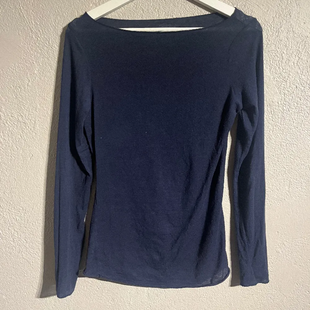 Tunn mörkblå tröja från Intimissimi i storlek S använd 2 gånger och i super fint skick🫶🏻 Säljer eftersom att jag har tröttnat på den och det går att förhandla👌🏼. Blusar.