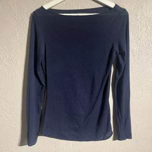 Tunn mörkblå tröja från Intimissimi i storlek S använd 2 gånger och i super fint skick🫶🏻 Säljer eftersom att jag har tröttnat på den och det går att förhandla👌🏼