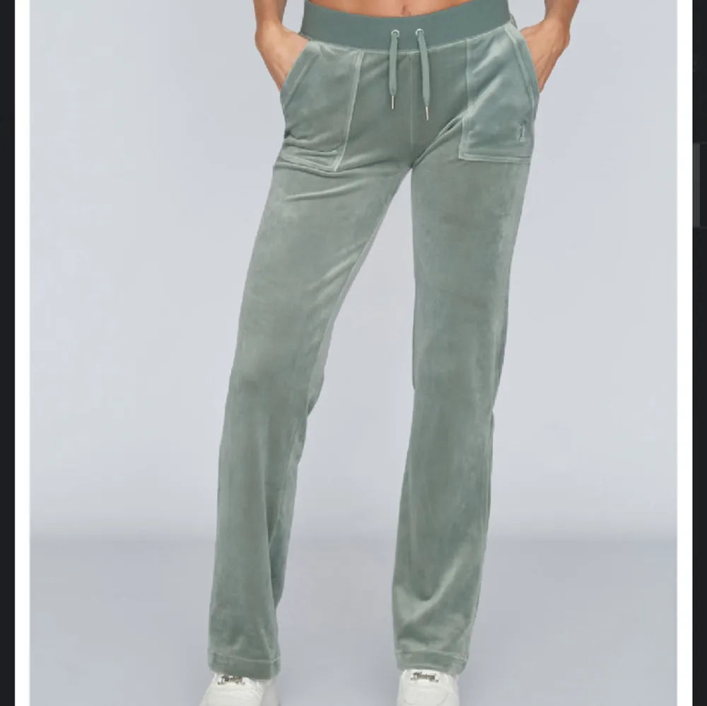 Säljer mina fina ljusgröna juicy byxor då dem inte kommer till användning. Storlek L 🥰. Jeans & Byxor.