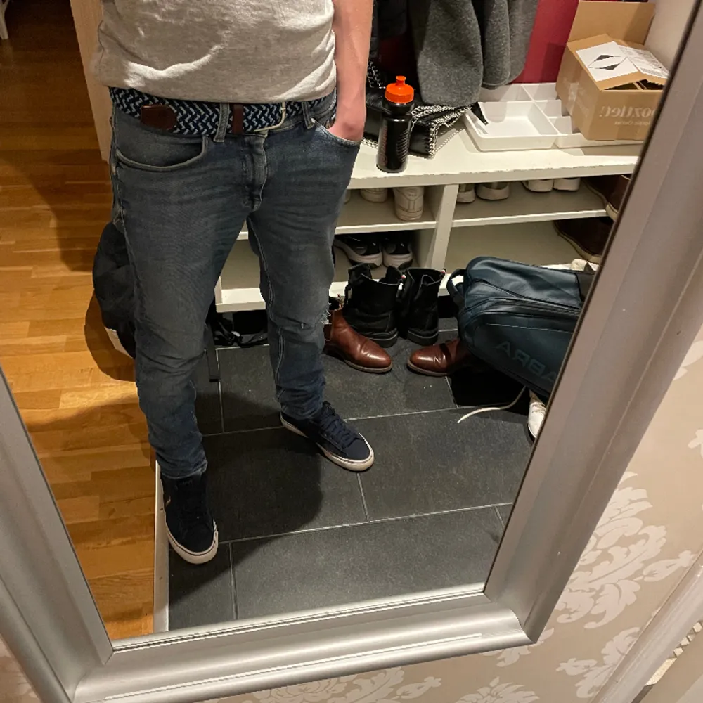 Hej, säljer nu dessa slim fit jeans från Tiger of Sweden! Endast använda ett fåtal gånger och är i väldigt bra skick! Modellen är 175 cm lång. Pris kan diskuteras. Hör av er för fler bilder eller vid funderingar! Nypris 1400kr. Jeans & Byxor.