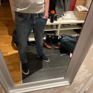 Hej, säljer nu dessa slim fit jeans från Tiger of Sweden! Endast använda ett fåtal gånger och är i väldigt bra skick! Modellen är 175 cm lång. Pris kan diskuteras. Hör av er för fler bilder eller vid funderingar! Nypris 1400kr