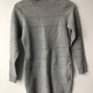 Stickad klänning  - Fint skick  Storlek s  66cm lång