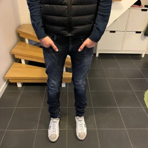 Replay Anbass med tags - Helt nya Replay Anbass med tags i mörkblå färg. Storlek 28/32 modellen är 184 och väger 70 kg. Nypris 1800kr vårt pris 759kr. Kika in två andra par på vår profil! Fråga vid minsta fundering!//LuxGarms