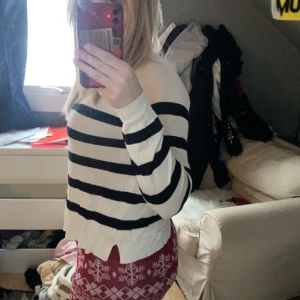 Fin randig tröja  - Gud va mjuk den är och tunn. Så skön! Den har aldrig använts. Från Zara. Ordinarie 300 säljs för 230. Storlek S men passar även mig som ofta har M