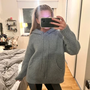 Stickad tröja - Jättemysig stickad tröja!! Passar till sllt
