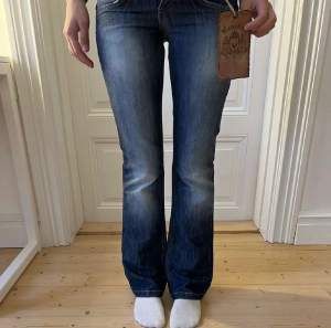 Jättesnygga low waist jeans. Köptes här på plick, från Reactive, lappen kvar. Storlek 26/32. Midjemått 37. Benlängd 100 cm. Säljer då de är för små för mig. (Lånade bilder)