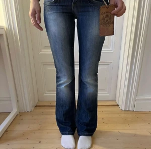 Snygga low waist jeans - Jättesnygga low waist jeans. Köptes här på plick, från Reactive, lappen kvar. Storlek 26/32. Midjemått 37. Benlängd 100 cm. Säljer då de är för små för mig. (Lånade bilder)