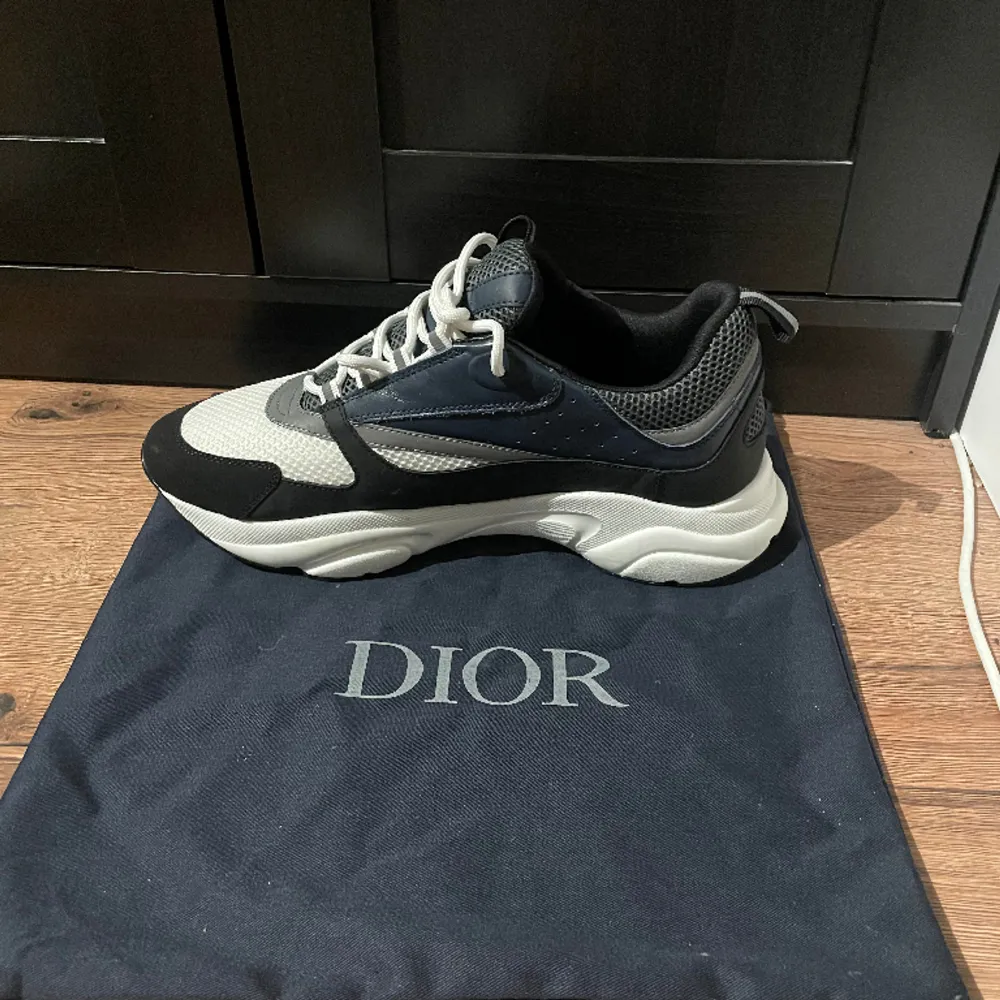 Säljer dessa trendiga dior sneakers som bara är använda 2 gånger. Skorna är i utmärkt skick. De är bekväma att gå i och har en bra kombination av mörk blått och vitt. perfekt för en avslappnad eller stilig look,hör av dig om du är intresserad!. Skor.