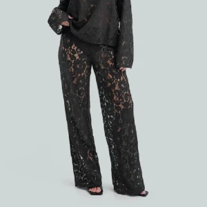 Spetsbyxor - Säljer dessa ursnygga spetsbyxor ifrån Bikbok pga har köpt ett par andra. Helt slutsålda på hemsidan! Använda 1 gång och köpa för 500 🌸 hör av dig för egna bilder