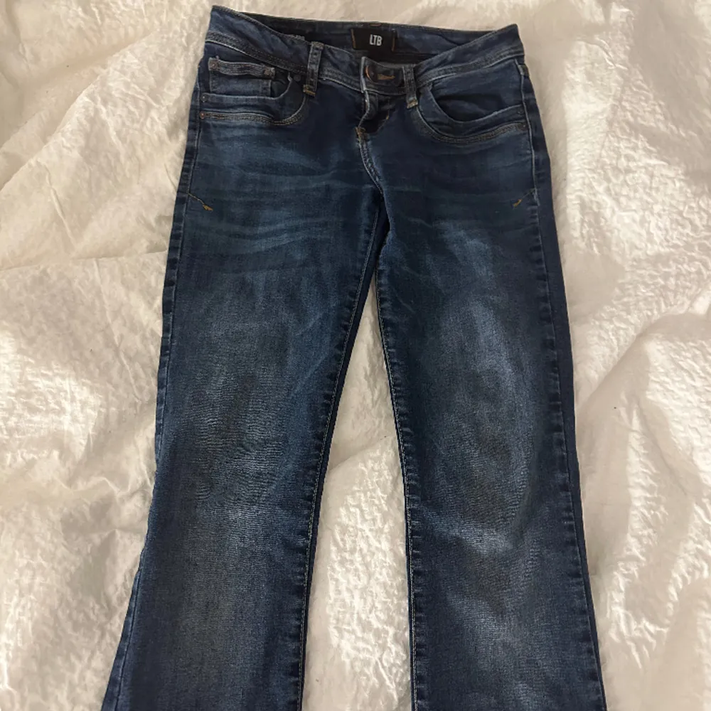 Säljer mina lågmidjade jeans från ltb i modellen valerie💞 Väl omhändertagna och har inga defekter överhuvudtaget! Strl: W25 L32 innerbenslängd: 77cm Är bra i längd på mig som är ca 165cm. Köpta för 829kr. Jeans & Byxor.