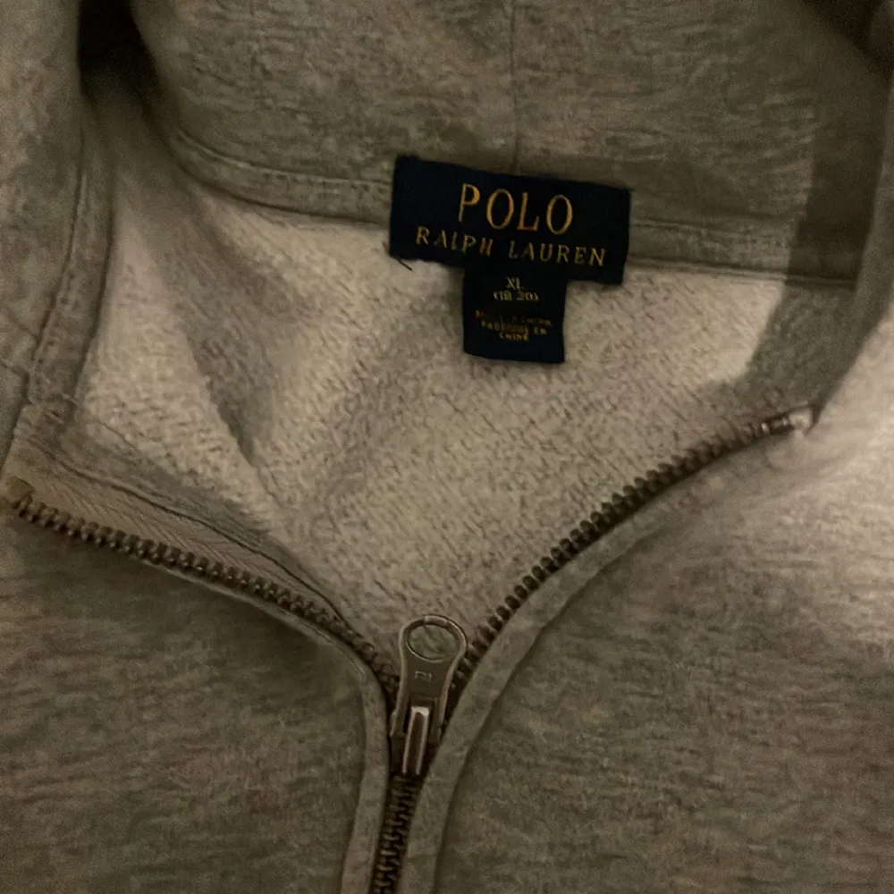 Ralph lauren zip hoodie, 9/10 i skick inga skador. Säljer för att den inte passar mig. Pris kan diskuteras säg bara vad du vill köpa för.. Hoodies.