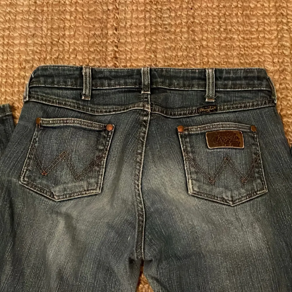 Jätte snygga bootcut jeans, low Waits från wrangler. W29 L30. Köpte jeansen här på plick men säljer som eftersom att de var lite korta. Välldigt bra skick! . Jeans & Byxor.
