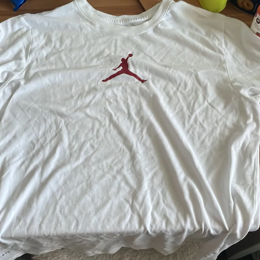 Hej jag säljer en Jordan tröja nästan aldrig använd bra skick den var lite förliten för mig och satt tight men den e ganska baggy av sig original pris är 500 men pris kan diskuteras 😁. T-shirts.
