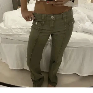 Gröna hm byxor - Säljer dessa populära och slutsålda byxor från hm! Endast använda fårtal gånger och i bra skick. Strl 36 men är väldigt stressiga och bekväma så kan passa mellan 34/36/38❤️