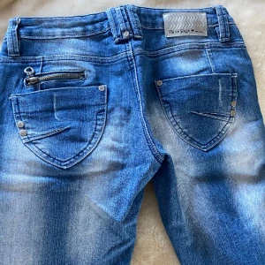 Låg midjade bootcut - Jätte snygga, trendiga byxor som jag knappt använder längre och då tror de skulle ha användning hos någon annan!