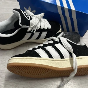 Adidas campus 00s - Hej jag säljer mina helt nya campus 00s för att dem var försmå för mig💞 man får med svarta snören om man hellre vill ha det💞 hör av er för mer information 💞jag kan tänka mig att gå ner i pris vid snabb affär!💞passar även 37💞