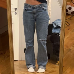 Lågmidjade Byxor - Säljer dessa baggy Lågmidjade byxorna då de aldrig kommer till användning och vill tömma min garderob! De har hål vid midjan för att snören ska få plats därför priset! Storlek W31 L32