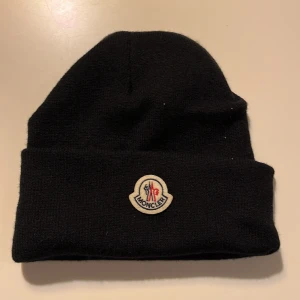 Moncler mössa - Säljer en fet moncler mössa. Typ aldrig använd och har inga defekter. Pris diskuterbart om det gäller snabba affärer. Skriv gärna om ni har några frågor