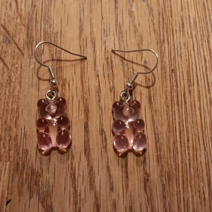 Örhängen - Fina rosa gumibjörn örhängen 