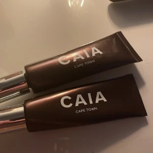 Caia liquid bronser - Två Caia bronseri cape town, en där locket gått av men funkar lika bra som den ska ändå bara att man får trycka ut produkten, båda är knappt använda. En för 150, två för 200💕