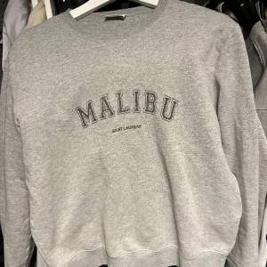 Jag säljer min Saint Laurent Sweatshirt. Den är i väldigt bra skick skulle säga 9/10. 