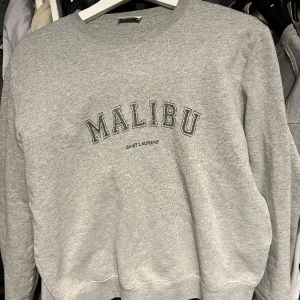 Saint Laurent Sweatshirt  - Jag säljer min Saint Laurent Sweatshirt. Den är i väldigt bra skick skulle säga 9/10. 