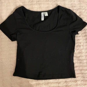 Svart urringad tröja  - Super gullig svart t-shirt som är urringad! Så bra bas plagg, bra skick🤍 vid frågor kontakta mig privat 🤍