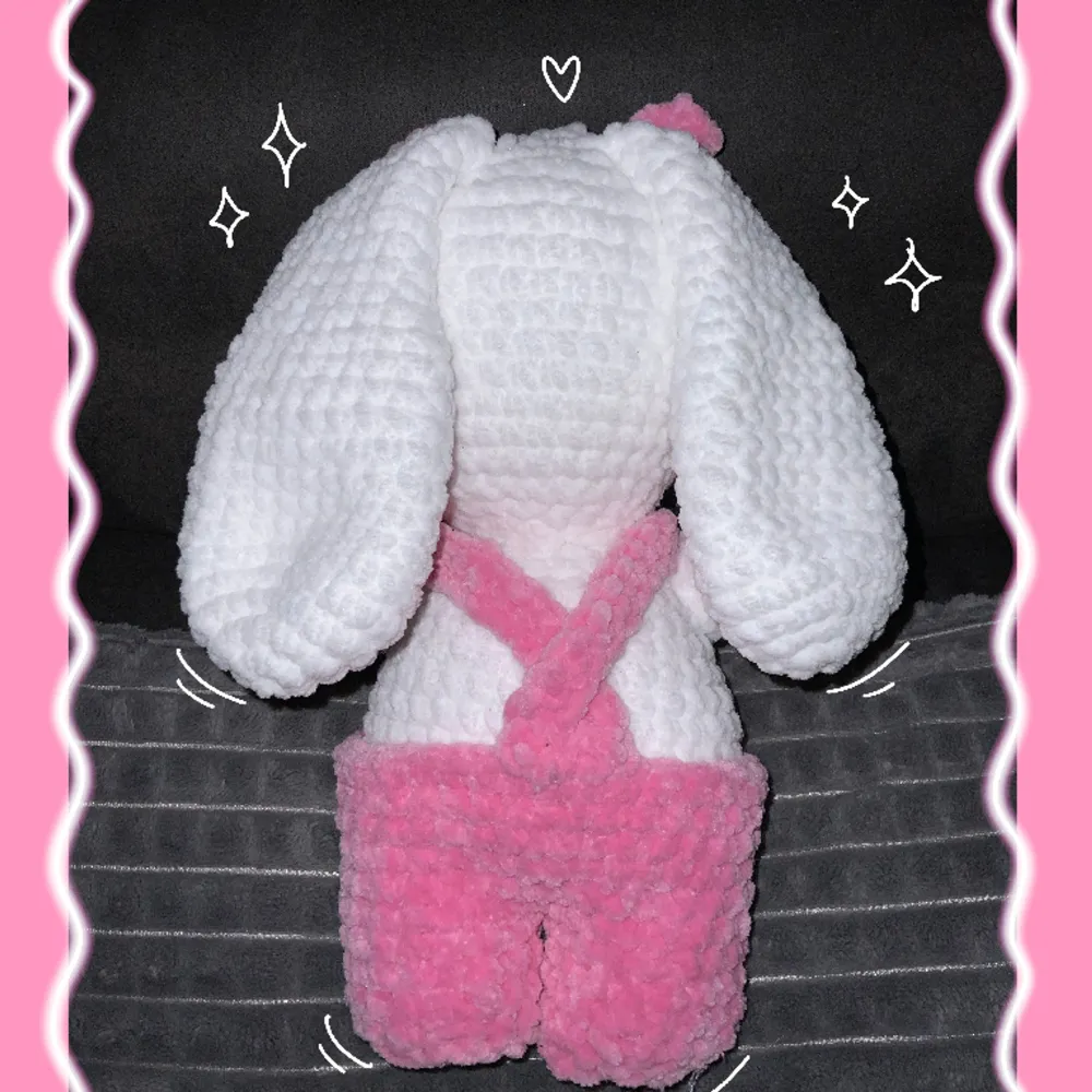 ❥ Virkad kanin med rosa overall ca 27 cm hög  ❥ 100% polyester  ❥ Overallen går att ta av, inte rosetterna dock ❥ DM vid intresse (swish) eller ”köp nu” 💕✨ ❥ Ögonen är gjorda av plast ❥ DM vid frågor! ^^. Övrigt.