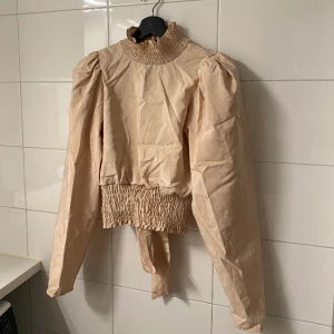 Blus öppen rygg - Endast använd en gång!