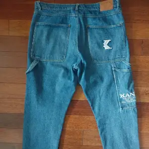 Feta baggy jeans från Karl Kani. Storlek XL, mycket bra skick. Sköna med coola detaljer