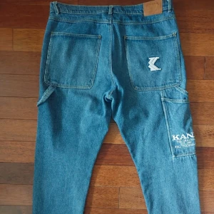 Karl Kani Baggy Jeans - Feta baggy jeans från Karl Kani. Storlek XL, mycket bra skick. Sköna med coola detaljer