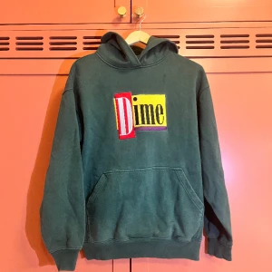 Dime hoodie  - Den Har ett mini hål på sidan längst ner  Ny pris ca 1000kr  Säljer den för 450kr