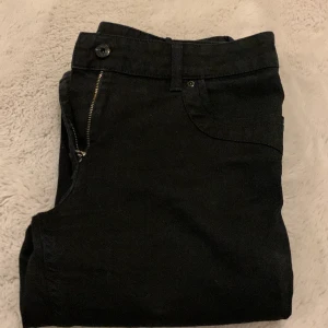 Svarta jeans - Svarta 42, de är straight och har fina bakfickor. Säljer för att har ingen användning för de. Är i super bra sick