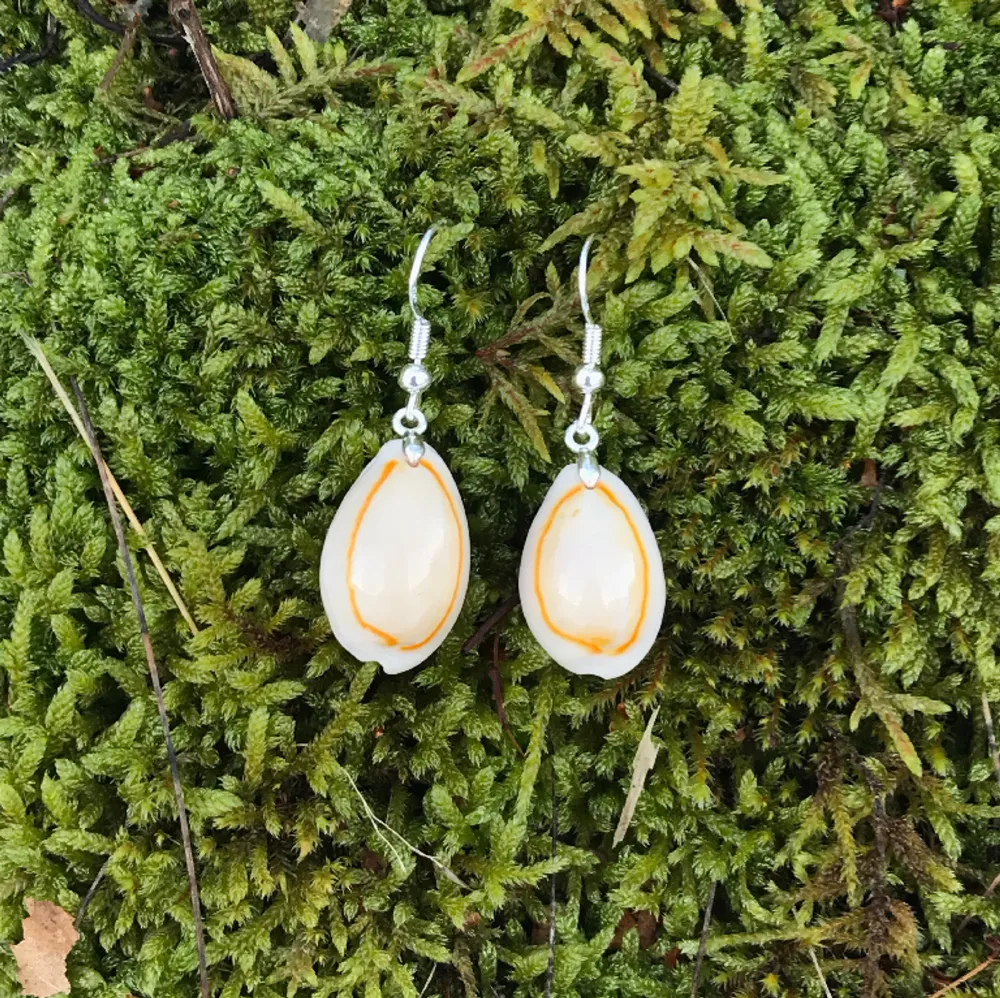 Säljer örhängen av riktiga snäckor🐚sterling silver. kontakta gärna vid frågor och innan köp. Notera: snäckor är naturliga och har därför skillnader i färg och mönster. Om så önskas kan bilder på det paret du får skickas. 🐚80kr paret🐚. Asusteet.