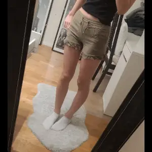 Shorts från lindex.👍🏻Dessa shorts säljer jag då de är lite för små! Någon tråd kan synas, men bara att klippa bort.  Midja ca- 77cm (töjbara till ca 80cm)💓