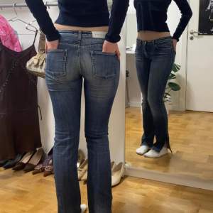 Så sjukt snygga lågmidjade jeans från Acne!! Från 2000-talets kollektion så går inte att få tag på längre. Straight/slim fit och slits nertill. Midjemått 36 cm, ytterbenslängd 102 cm och innerbenslängd 82 cm. Passar som en S.🖤