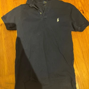  Blå Ralph lauren pike  - Säljer en blå Ralph Laurent piké i storlek xs/s. 7/10 skick