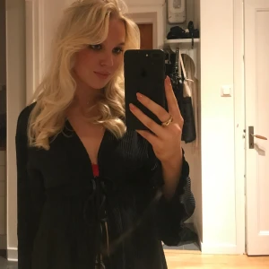 Svart blus - Svart blus med knytfram under brösten, använd 2ggr. Från Gina.